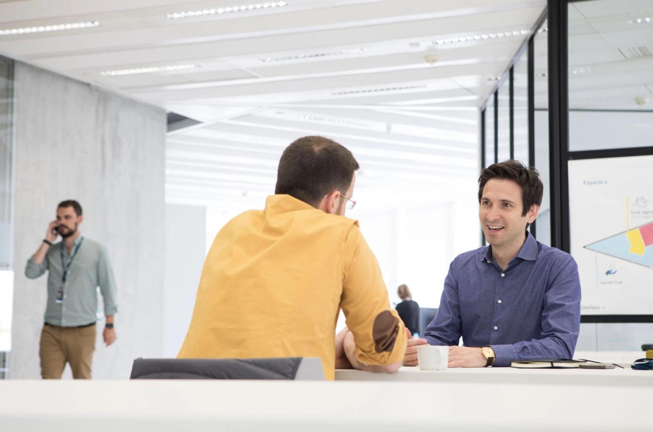 Páginas borrosas de un dossier abierto